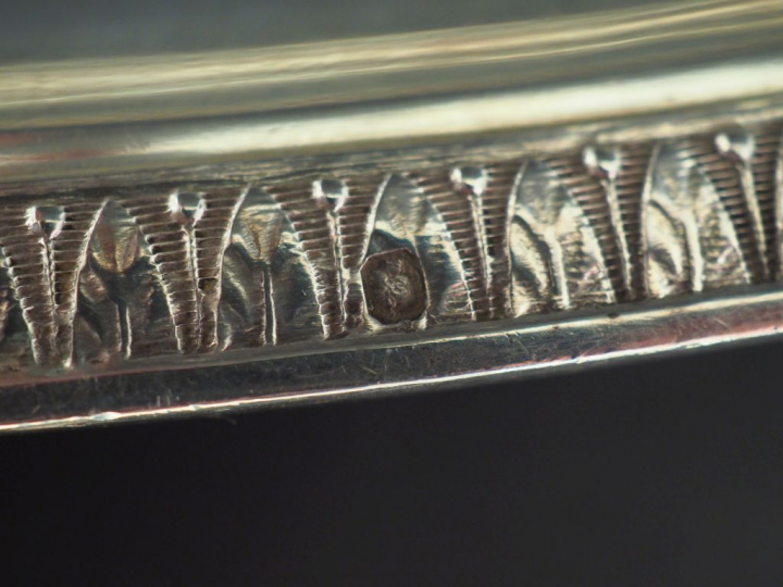 Grand plat ovale en argent 925, poinçon Minerve, à décor d'une frise d