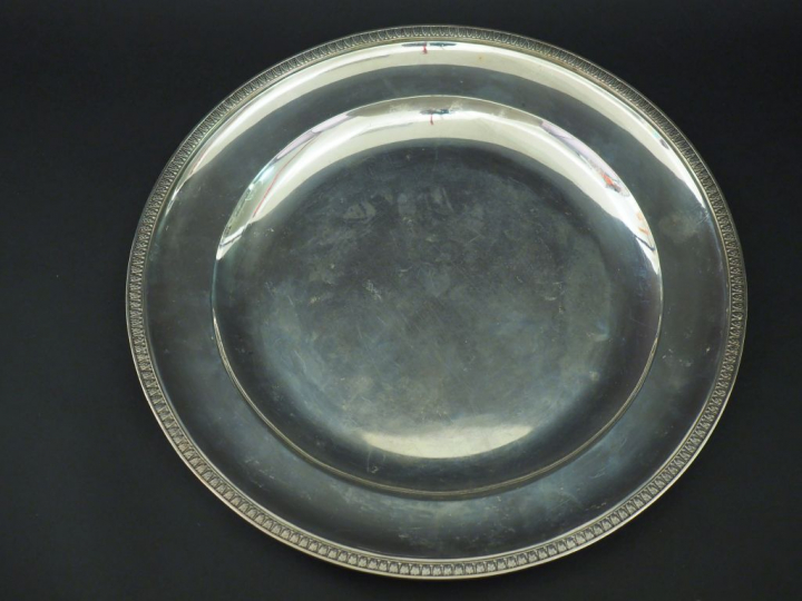Plat rond en argent 925, poinçon Minerve, à décor de frise de feuilles