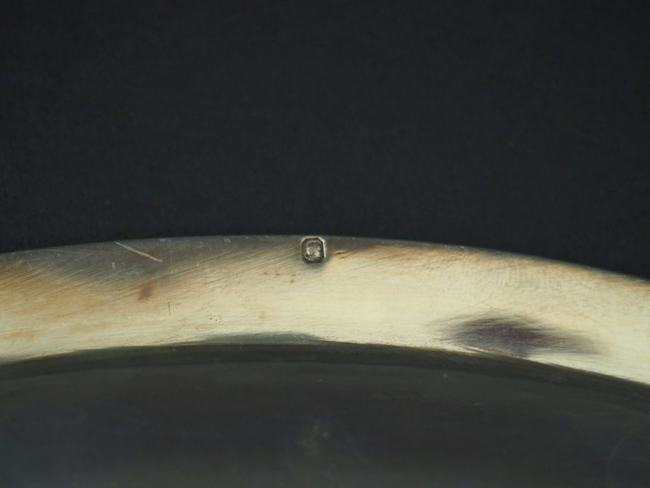Plat rond en argent 925, poinçon Minerve, à décor de frise de feuilles
