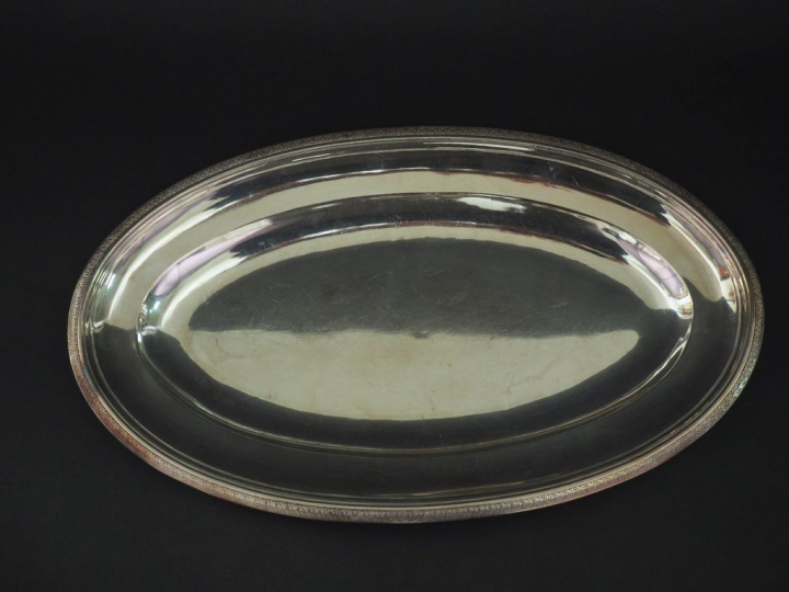 Petit plat ovale en argent 925, poinçon Minerve, à décor d'une frise d