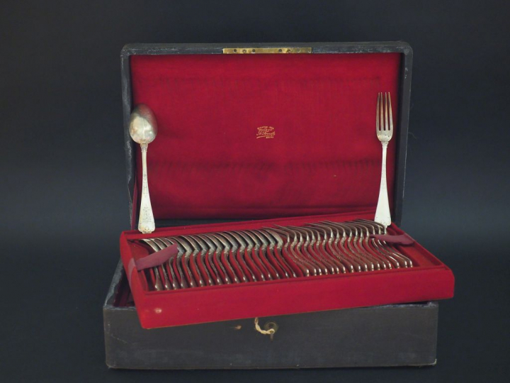 E. PUIFORCAT Ménagère en argent 925, modèle à fleurons monogrammé. Com