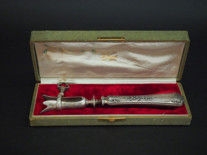 E. PUIFORCAT Ménagère en argent 925, modèle à fleurons monogrammé. Com