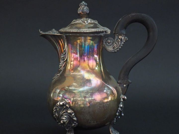 Théière Napoléon III en argent 925, poinçon Minerve, à décor de monogr