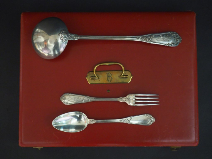 Ménagère de style Louis XV en argent 925, poinçon Minerve, à décor de 
