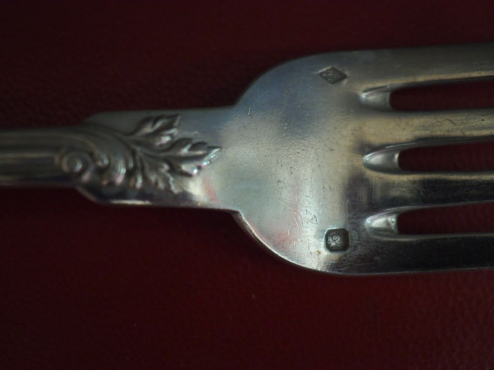 Ménagère de style Louis XV en argent 925, poinçon Minerve, à décor de 