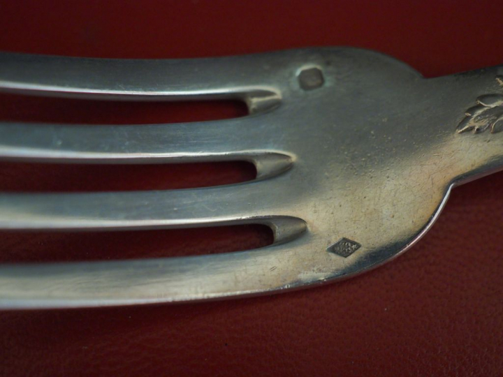 Ménagère de style Louis XV en argent 925, poinçon Minerve, à décor de 