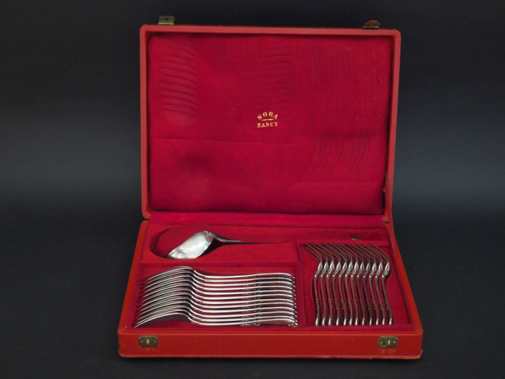 Ménagère de style Louis XV en argent 925, poinçon Minerve, à décor de 