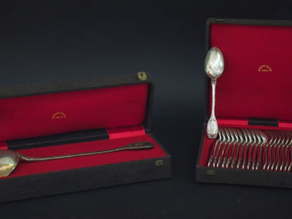 Vente aux enchères Suite de douze couverts à entremets et une louche de style Louis XV en