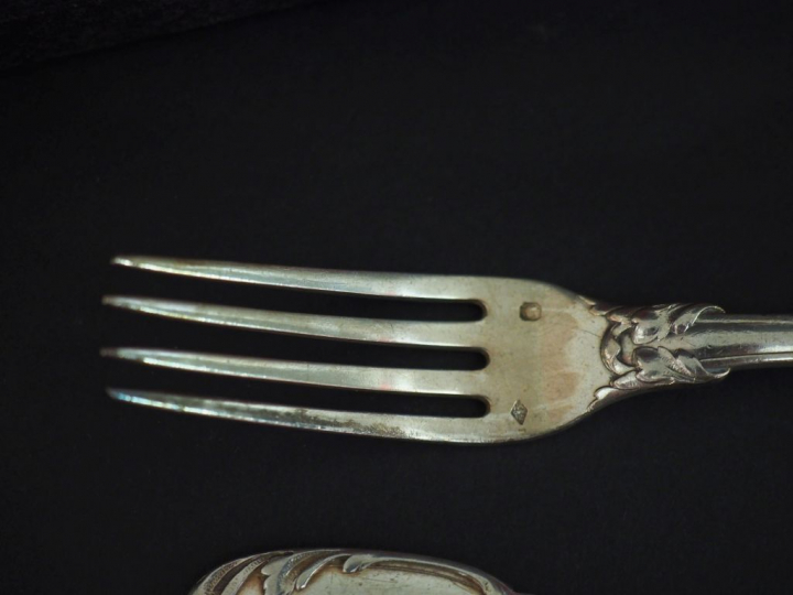 Suite de douze couverts à entremets et une louche de style Louis XV en