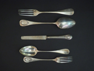 Vente aux enchères Partie de ménagère en argent 925, poinçon Minerve, modèle feuillagé et