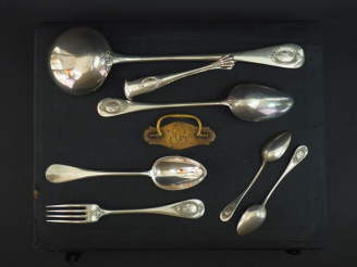 Vente aux enchères Partie de ménagère en argent 925, poinçon Minerve, à décor de feuillag