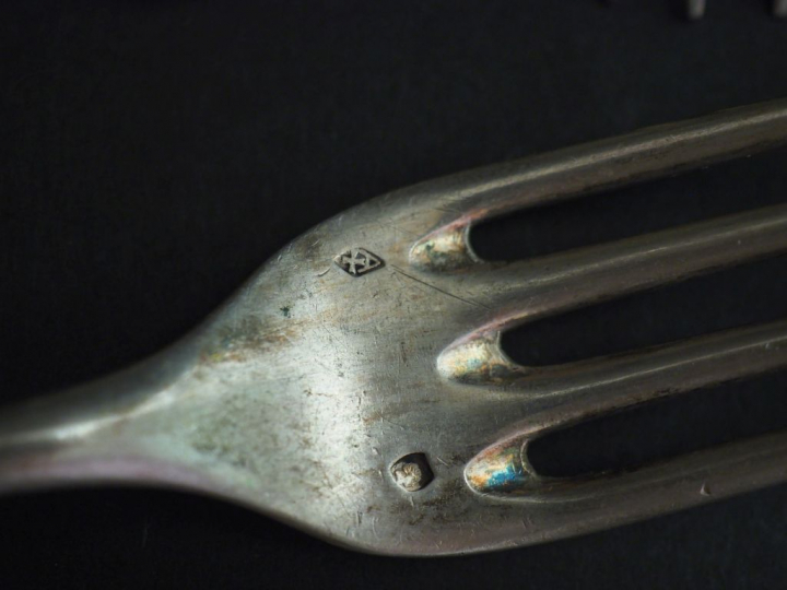 Suite de quatre grands couverts et une fourchette en argent 925, poinç