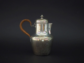 Vente aux enchères Verseuse en argent 925, poinçon Minerve, à décor de monogramme. La ans