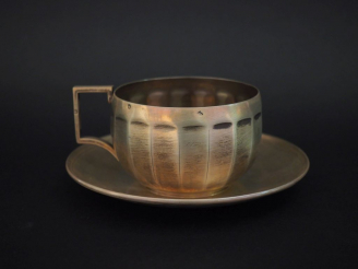 Vente aux enchères Tasse facettée et sa sous-tasse en argent 925, poinçon Minerve.  H. de