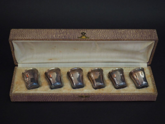 Vente aux enchères Suite de six verres à liqueur de style Louis XV en argent 925, poinçon