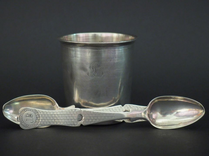 Ensemble comprenant :  - une timbale à fond plat en argent lisse 925, 