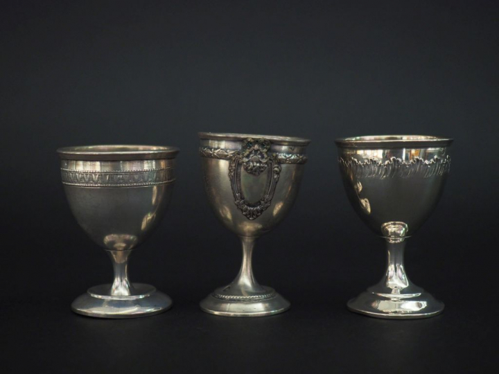 Ensemble comprenant :  - un coquetier de style Louis XVI en argent 925