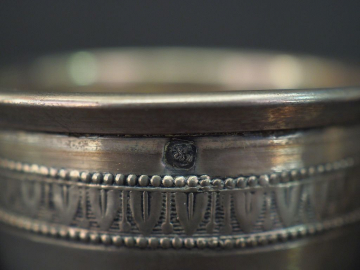 Ensemble comprenant :  - un coquetier de style Louis XVI en argent 925