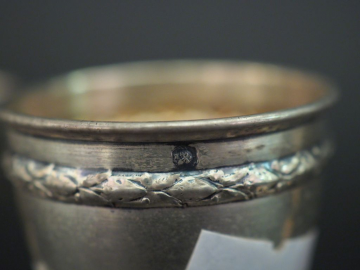 Ensemble comprenant :  - un coquetier de style Louis XVI en argent 925