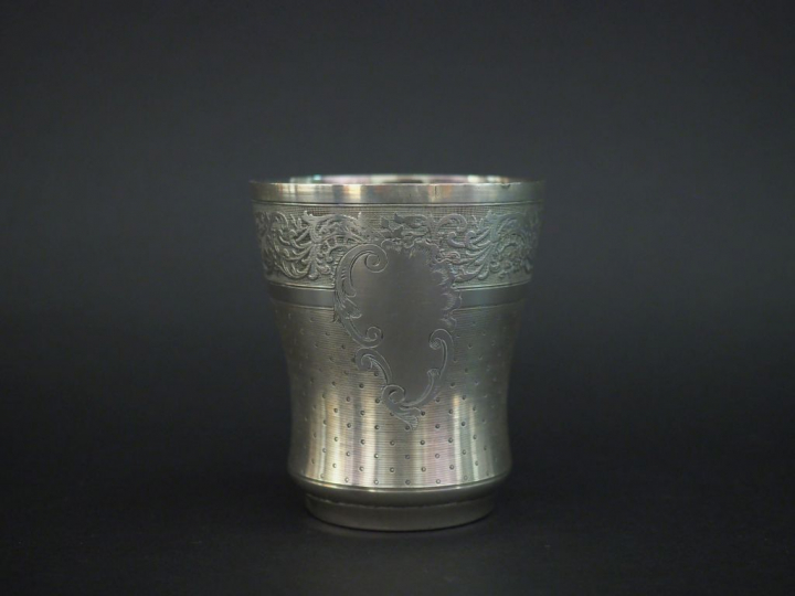 Timbale de forme évasée en argent 925, poinçon Minerve, à décor d'une 