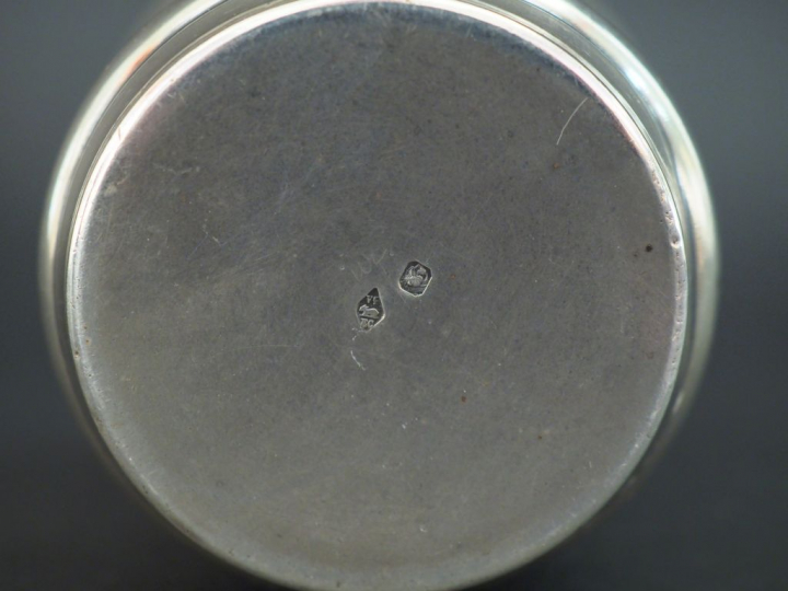 Timbale de forme évasée en argent 925, poinçon Minerve, à décor d'une 