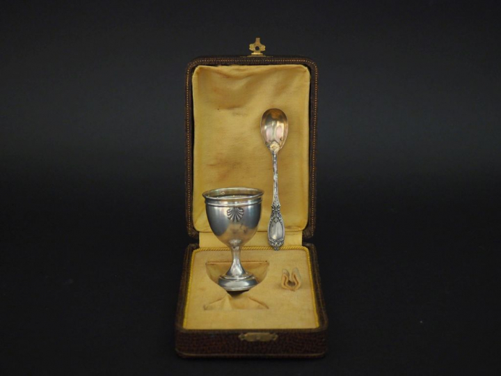 Coquetier en argent 925, à décor au repoussé de coquilles.  H. 7 cm On