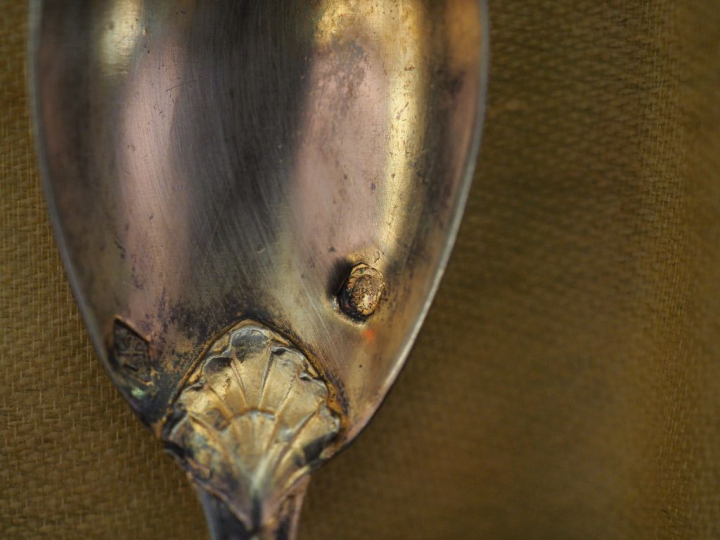 Coquetier en argent 925, à décor au repoussé de coquilles.  H. 7 cm On