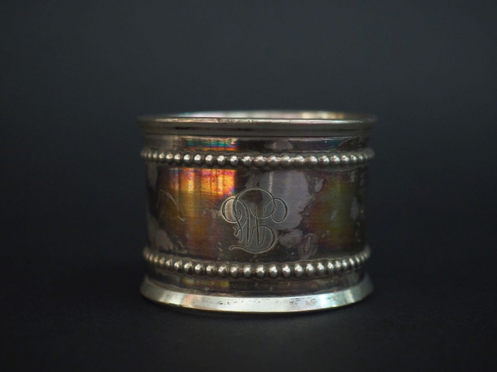 Rond de serviette en argent 925, poinçon Minerve, à décor de rangs de 