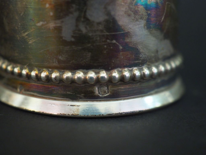 Rond de serviette en argent 925, poinçon Minerve, à décor de rangs de 