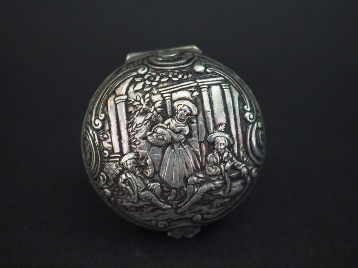 Petite boite ronde à pilule en argent 925, à décor de côtes torses et 