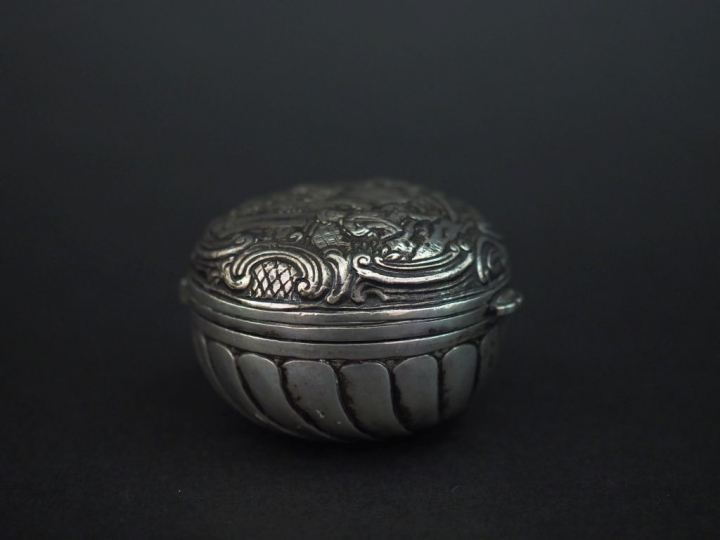 Petite boite ronde à pilule en argent 925, à décor de côtes torses et 