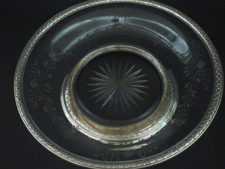 Coupe sur talon en cristal gravé et argent 925, poinçon Minerve, à déc