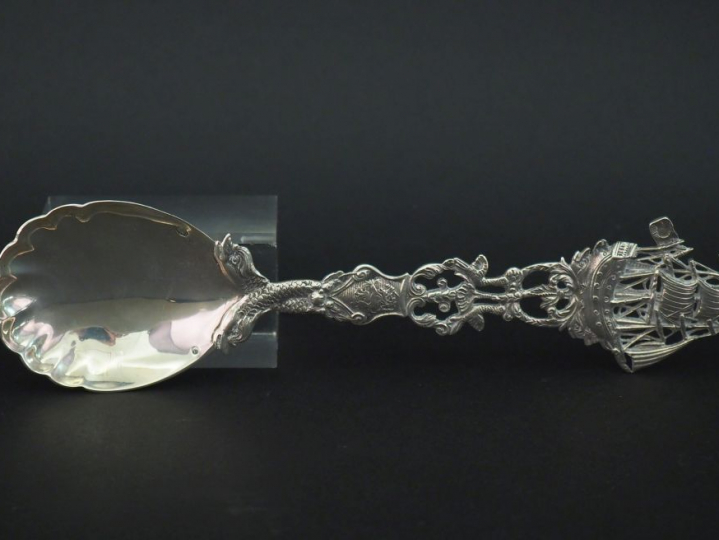 Cuillère en argent étranger, à décot d'un navire, de rinceaux feuillag