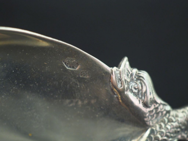Cuillère en argent étranger, à décot d'un navire, de rinceaux feuillag