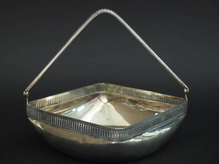 Petite panière à anse en argent lisse 800.  Le pourtour et la anse, à 