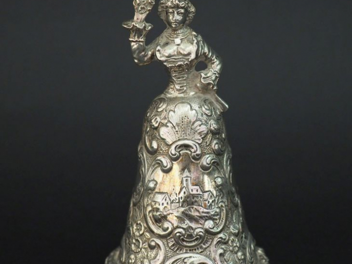Cloche de table en argent étranger en forme d’élégante portant un bouq