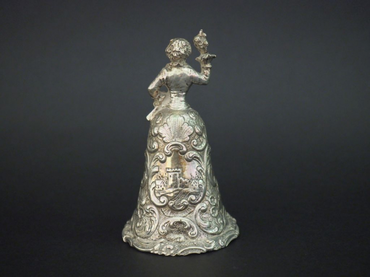 Cloche de table en argent étranger en forme d’élégante portant un bouq