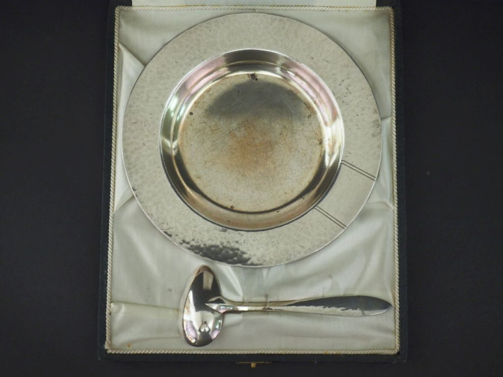 CHRISTOFLE Assiette à bouilli et sa cuillère de style Art déco en méta
