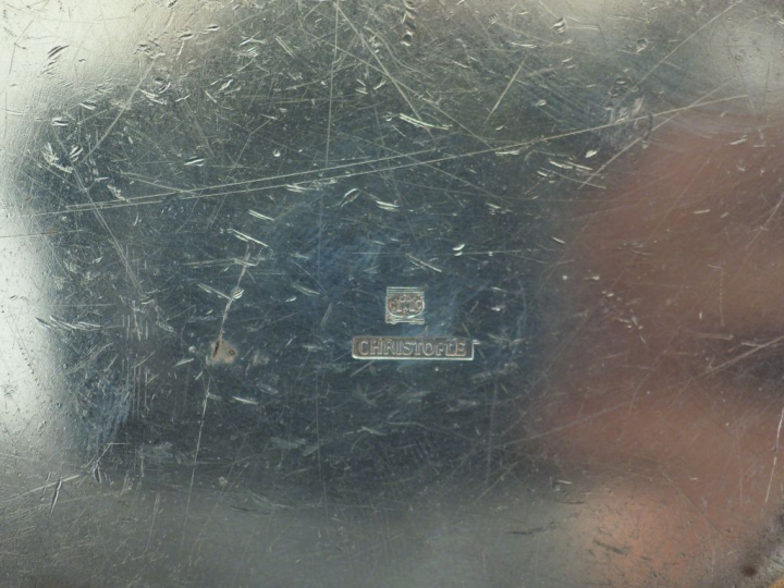 CHRISTOFLE Assiette à bouilli et sa cuillère de style Art déco en méta