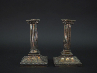 Vente aux enchères Paire de bougeoirs de style Louis XVI en métal plaqué, à décor de cann