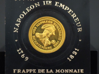Vente aux enchères Médaille commémorative du bicentenaire de Napoléon Ier en or 999°/00. 