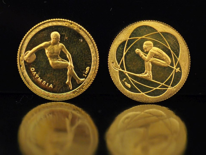 Ensemble comprenant deux médailles commémoratives des Jeux Olymiques d