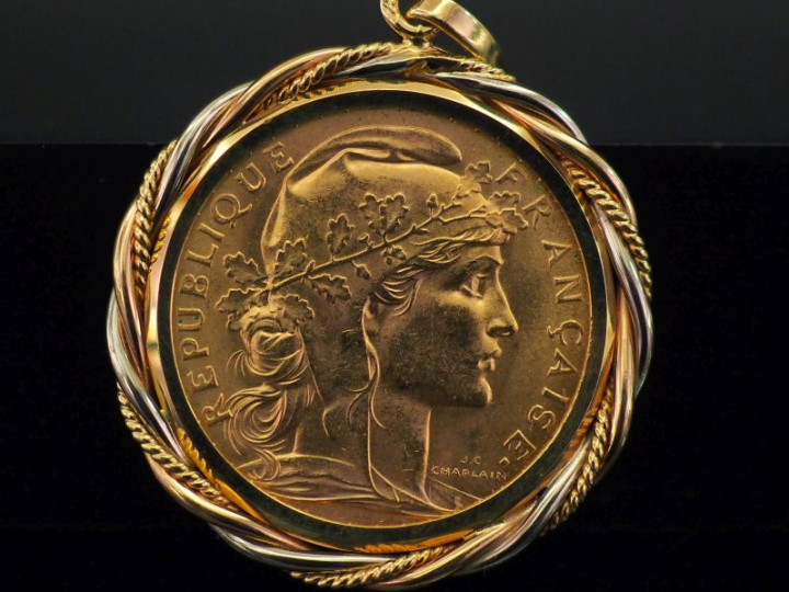 Pendentif en or jaune 750, serti en son centre d'une pièce de 20 Franc