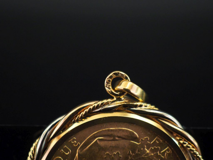 Pendentif en or jaune 750, serti en son centre d'une pièce de 20 Franc