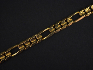 Vente aux enchères Bracelet gourmette en or jaune 750, maille figaro. Long. 21 cm On y jo