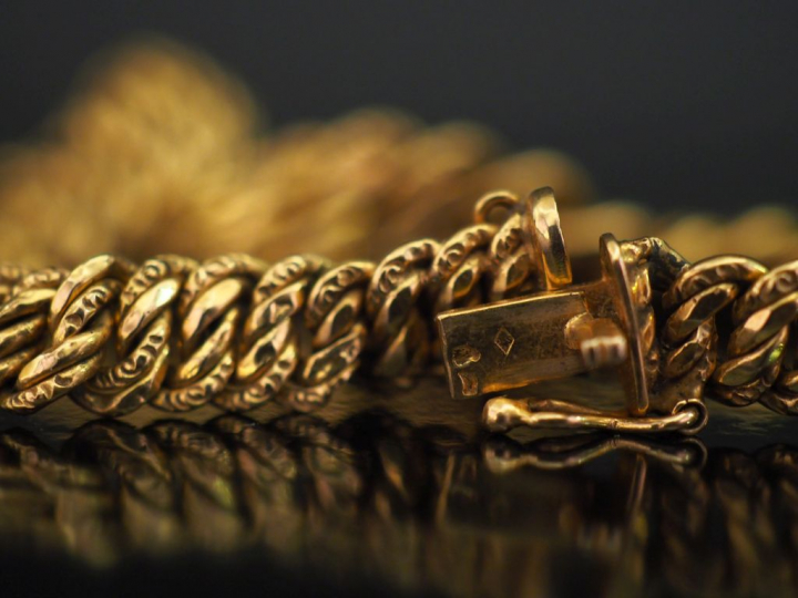 Collier souple en or jaune 750, maille américaine en chute. Long. 42 c