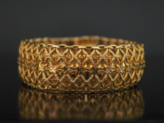 Vente aux enchères Bracelet manchette en or jaune 750, maille plate tressée et ajourée, à