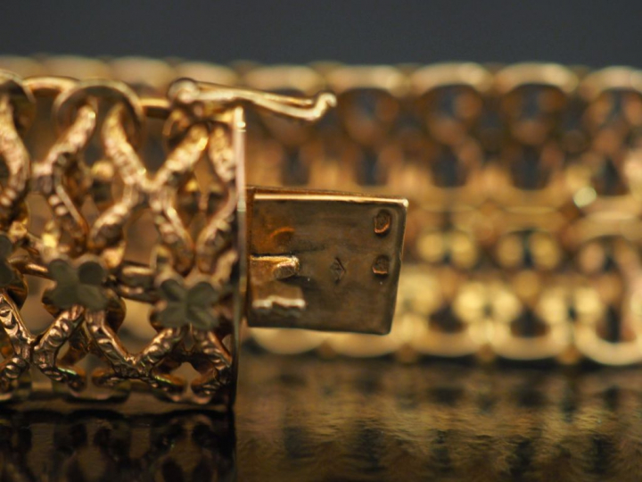 Bracelet manchette en or jaune 750, maille plate tressée et ajourée, à