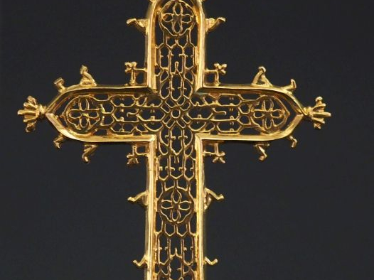 Pendentif en or jaune 750 en forme de croix, à décor ajouré.  5 x 3,5 