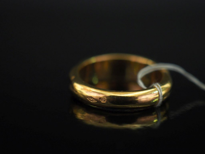 Bague jonc en or jaune 750, à décor stylisé.  TDD. 53 Poids. 6,63 g   